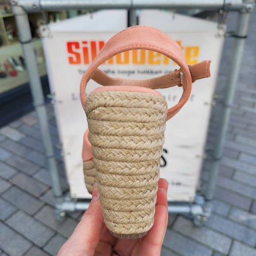Zalmroze sleehakken in kleine schoenmaat | Sandalen met sleehak in perzik kleur