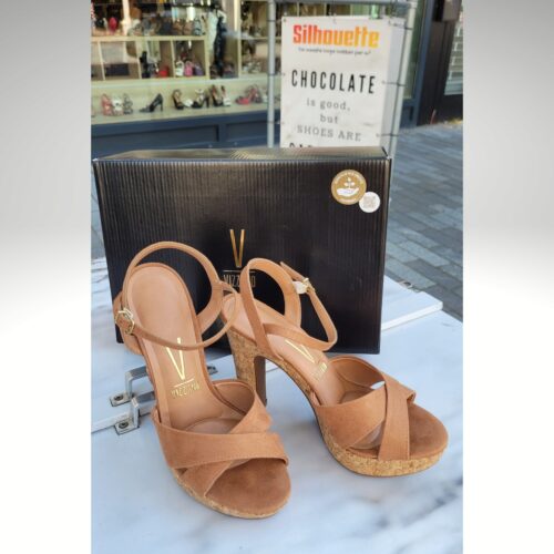Bruine sandalen met hak en kurkzool | Sandalen met kurkzool en hak in cognac