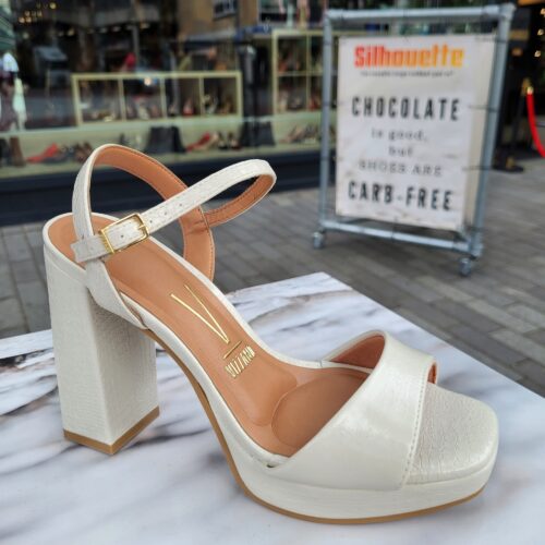 Cremekleurige hoge blokhakken | Ivoor Vizzano sandalen met krokoprint