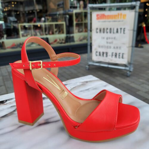 Comfortabele rode open hakken | Rode Vizzano sandalen met blokhak | Rode blokhak sandaaltjes met bandjes | Rode blokhakken voor smalle voeten | Rode blokhakken voor bredere voeten