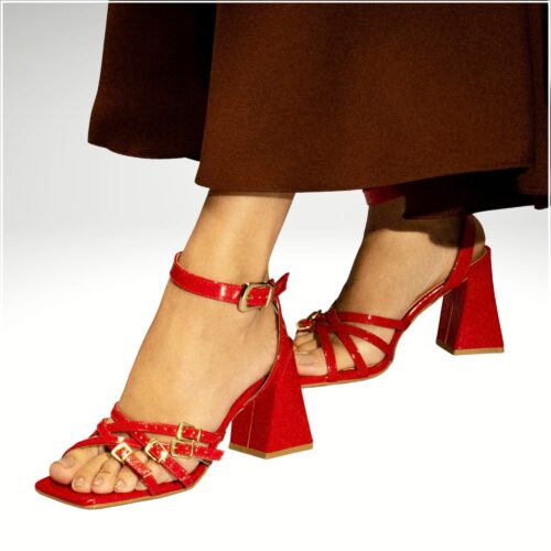 Comfortabele rode open hakken | Rode Vizzano sandalen met blokhak | Rode blokhak sandaaltjes met bandjes | Rode blokhakken voor smalle voeten | Rode blokhakken voor bredere voeten