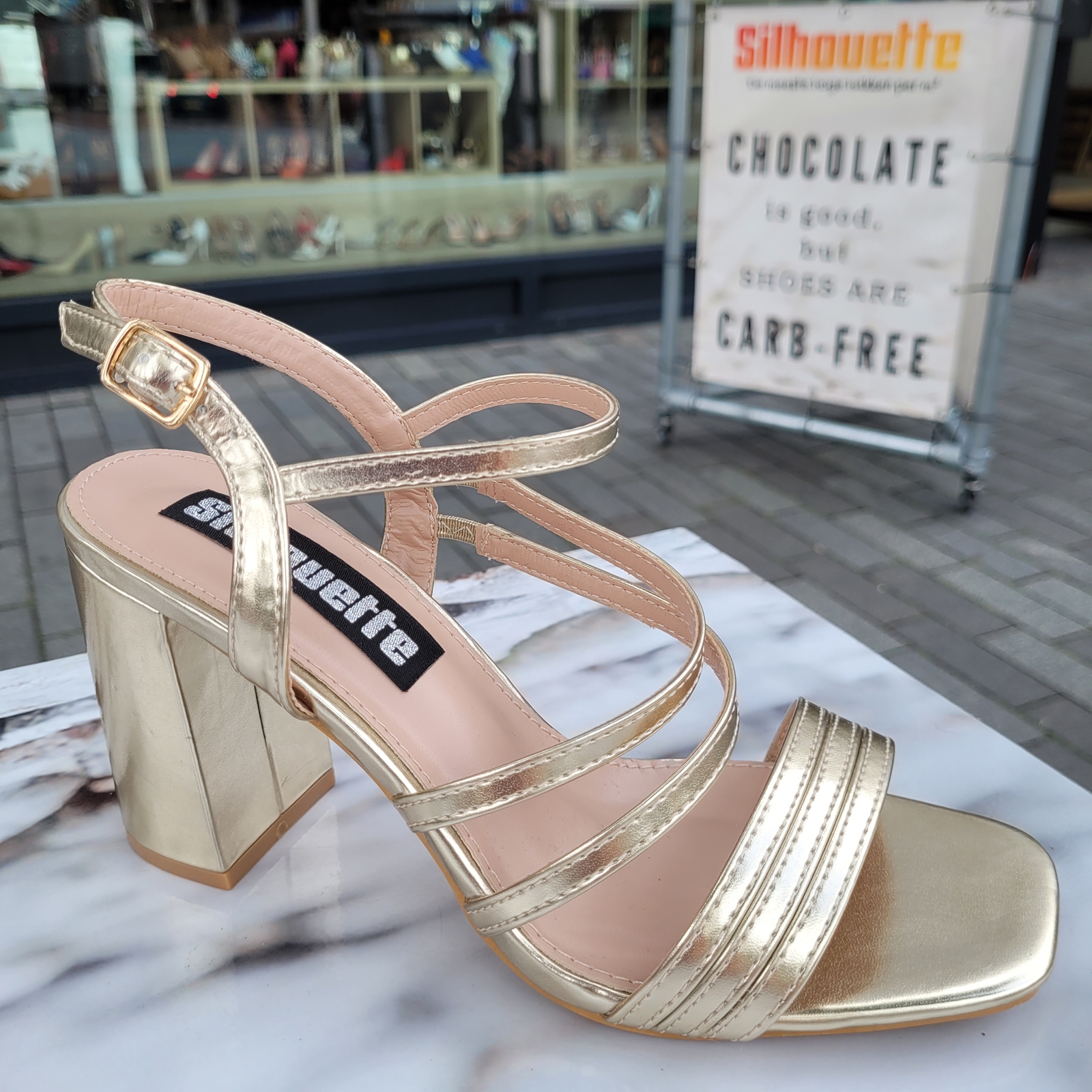 2725-95-020 - Gouden sandalen met blokhak en bandjes - Gouden sandalen met brede hak en bandjes Gouden sandalen met blokhak en bandjes | Gouden sandalen met brede hak en bandjes