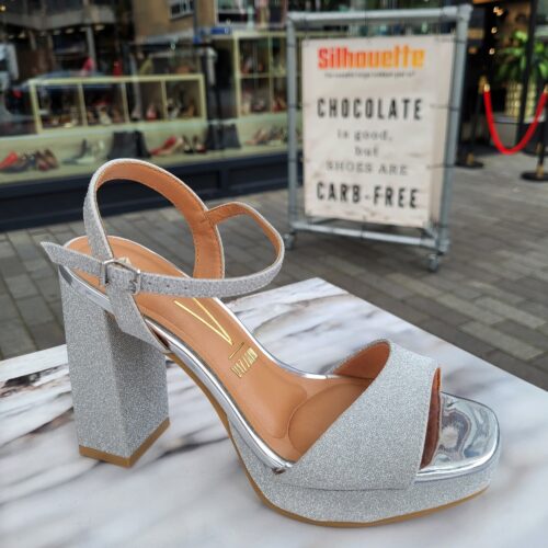 Comfortabele zilveren glitterblokhakken open teen | Zilveren glitter sandalen met blokhak van Vizzano