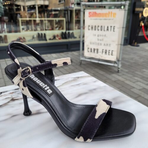 Zwart witte sandaaltjes met koeienprint en hoge hak | Koeienprint hakken in zwart wit