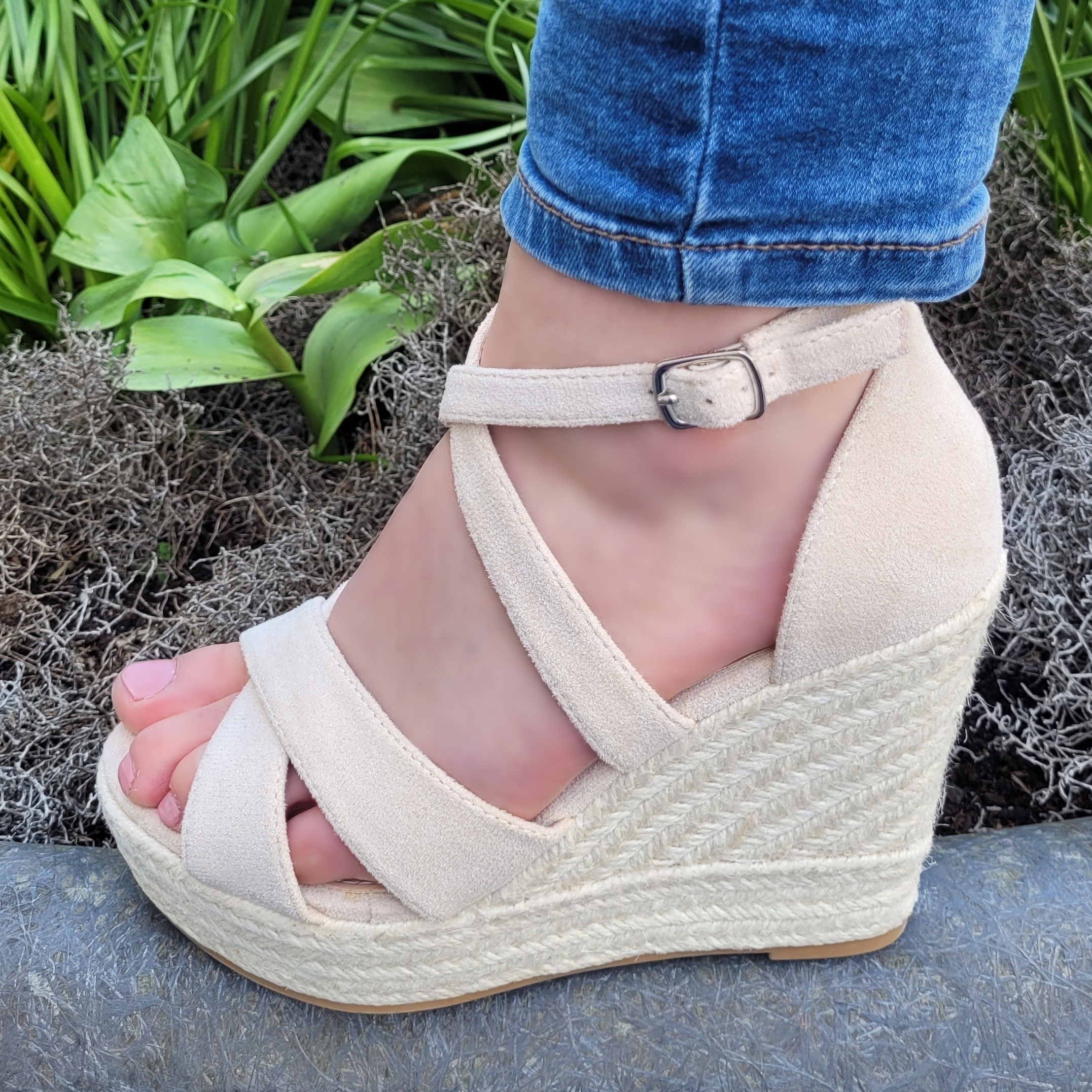 Beige sleehak sandalen met gekruiste banden
