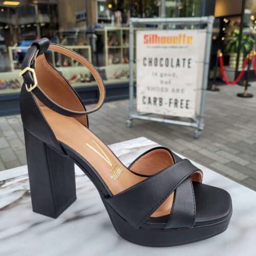 Zwarte hakken van Vizzano met blokhak en kruisbanden | Zwarte plateauhakken met brede hak van Vizzano