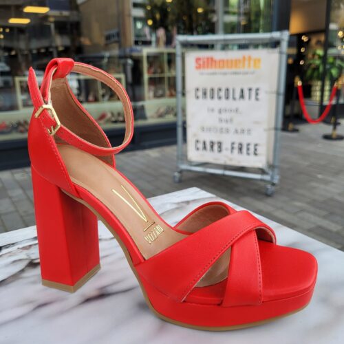 Rode hakken van Vizzano met blokhak en kruisbanden | Rode plateauhakken met brede hak van Vizzano