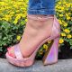 Roze plateau hakken met hologram effect | Roze metallic sandalen met brede hak