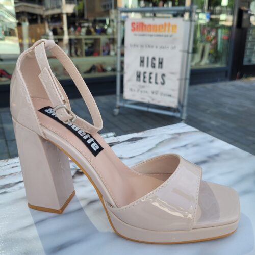 Beige lak blokhakken met rechte voorkant | Beige lak sandalen met comfortabele hak