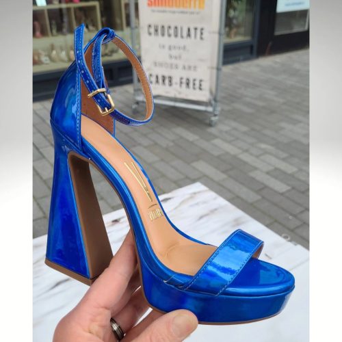 Blauwe plateau hakken met hologram effect | Kobaltblauwe sandalen met brede hak