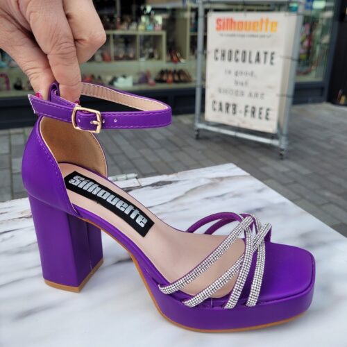 Paarse sandalen met dikke hakken