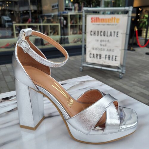 Zilveren hakken van Vizzano met blokhak en kruisbanden | Zilveren plateauhakken met brede hak van Vizzano