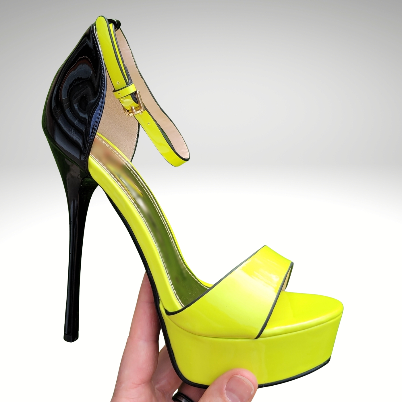 Neon gele high heels met smal enkelbandje | Zwart met gele killerheels met plateau en bandje