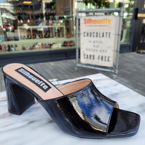 Lak slippers met brede hak zwart
