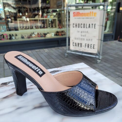 Zwarte lakslippers met hak en krokoprint