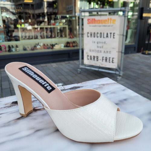 Witte slippers met hak