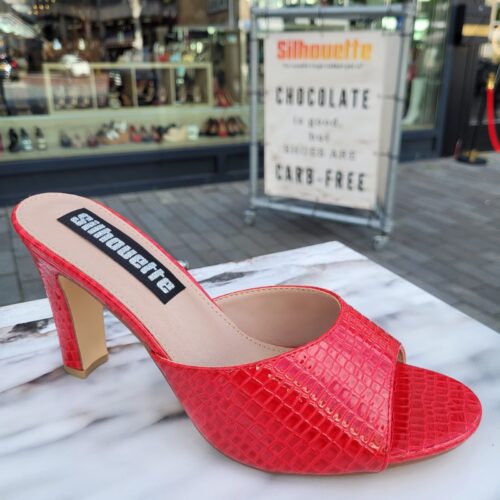 Rode slippers met hakken