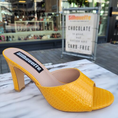 Gele slippers met hakken