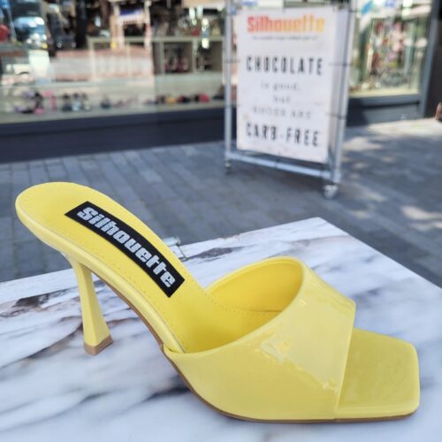 Gele slippers met hakken